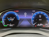 洗練されたデザインのメーターが、運転に集中できる空間を創出します。視認性の高い表示で車両情報を正確に把握でき、快適なドライブをサポートします。