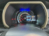 視認性の高いメータークラスターで、運転に必要な情報をしっかり確認できます。デジタル表示で、走行状況を細かく把握できるのも魅力です。