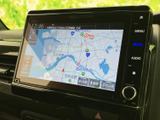 運転席からでも見やすい位置に配置された地図画面です。目的地設定も簡単で、初めての場所でも安心して運転できますよ。