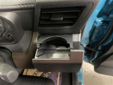 運転席と助手席には、回転式のインパネカップホルダーが装備されています。