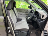 落ち着いた色合いのインテリアが、上質な空間を演出します。運転席からの視界も広く、運転に集中できます。