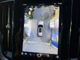 【360&deg;ビューカメラ】4台の高解像度カメラで360度の鳥瞰図を表示。隣の車や壁、死角にある障害物などを画面で確認できるため、狭いスペースでの駐車・出入りも安心です。