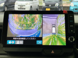 バック時の安全性を高めるモニター画面。狭い場所でもスムーズな駐車をサポートします。運転に自信がない方にもおすすめです。