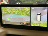 後方の状況を画面で確認できるので、狭い場所での駐車や車庫入れも安心です。安全な運転をサポートする頼もしい機能です。