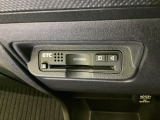 エアコンパネルの下にETCがついています。高速道路の料金所の通過も楽々です!。カードの取り出しもしやすい場所についています。