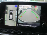 自車を真上から見下ろすように映し出すので周囲の状況が分かるアラウンドビューモニター搭載。フロントカメラとしても使用できます。車庫入れなど苦手な人の頼りになる助っ人です。