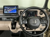 【ハンドル】運転にかかわる様々な操作を安全に行えるように視点移動が少なく操作性に配慮されたスイッチ類が凝縮されたコックピットです。