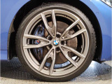 BMWの純正アロイホイールは軽量かつ強度にも優れているホイールで走行性能を引き上げる設計になっております。足元にもBMWは妥協がなくこだわっている個所になります。