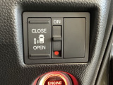 左側電動スライドドアは運転席からでも操作ができるように、ハンドル付近に開閉の操作スイッチが付いています。
