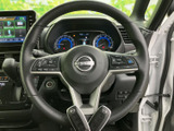 握りやすいステアリングは、運転操作をスムーズに行えます。オーディオスイッチなど、便利な機能も搭載されています。