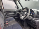 スイッチや操作部は、運転席より操作しやすく配置されています