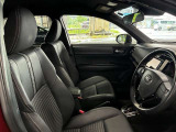 運転席の画像です。足元やシートまわりに余裕があり、リラックスした姿勢で運転が可能です。視界も良好で操作系へのアクセスもしやすく、快適で安心感のあるドライブをサポートします。