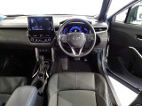革巻きステアリングで快適な操作性の運転席です。