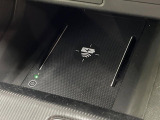 【ワイヤレス充電器 Qi(チー)規格/15W急速充電対応】あると便利な快適装備が付いています。