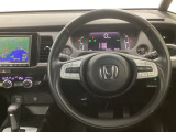 【ハンドル】運転にかかわる様々な操作を安全に行えるように視点移動が少なく操作性に配慮されたスイッチ類が凝縮されたコックピットです。