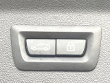 ●電動リアゲート:ワンタッチでリアゲートの開閉ができ、荷物などで両手が塞がっている状態でも簡単に開閉ができる便利機能です。