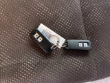 お持ちいただくだけでドアロックの開け閉めからエンジン始動までできちゃう賢く便利なスマートキーを装備!もうバッグやポケットからキーを出さなくても大丈夫ですよ