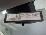 インテリジェントルームミラー搭載で、車の後方に設置されたカメラ映像を映し出してシートバックやヘッドレスト、同乗者に視界が遮られることがなく視認性が非常に良いです