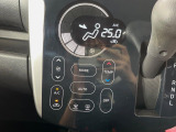 【オートエアコン】一度お好みの温度に設定すれば、車内の温度を検知し風量や温度を自動で調整。暑い&hellip;寒い&hellip;と何度もスイッチ操作をする必要はありません。快適な車内空間には必須の機能ですね♪