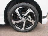 右前 15インチアルミホイール・155/55R15 軽自動車としては存在感のある15インチを採用。