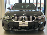 【BMWの伝統-1】BMWの特徴的な&ldquo;キドニーグリル&rdquo;は、80年以上続く伝統の形でございます。変わらないこだわりのデザインが、プレミアムブランド&ldquo;BMW&rdquo;を創り出します。
