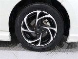 アルミホイールを装備、タイヤサイズは185/60R15です。