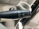 操作しやすいウインカーレバーで、安全な車線変更をサポート。直感的な操作感で、スムーズな運転をアシストします。視認性も確保されています。