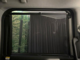 【ロールシェード】日差しや車外からの光が眩しいときにサッと引き出して使える、ロール格納タイプのサンシェードを装備。後席に乗ったお子様がウトウトしだした時など、ぜひご活用ください♪