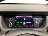 デジタル表示のスピードメーターとタコメーター、燃費やオドメーターなどの表示の他に、ホンダセンシング機能などの表示もできる多機能なマルチインフォメーション・ディスプレイです。