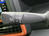 雨の日もクリアな視界を確保。操作しやすいワイパーレバーで、運転に集中できます。悪天候時でも安心です。