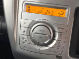 【オートエアコン】一度お好みの温度に設定すれば、車内の温度を検知し風量や温度を自動で調整。暑い&hellip;寒い&hellip;と何度もスイッチ操作をする必要はありません。快適な車内空間には必須の機能ですね♪