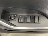 パワーウィンドウスイッチで運転席から全席の窓の開閉ができます♪