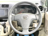 インテリアに合わせたデザインのステアリングは、運転される方のことも考え、運転しやすい形状、大きさです。是非一度、実際に触ってお確かめください。