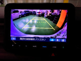 バックカメラの画像です。ガイドラインがスムースな車庫入れをサポートいたします。車庫入れの安心感がアップしますね。