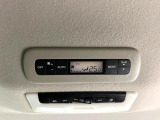 【リアオートエアコン】広い後部座席には必須の機能!風量や温度を自動で調整し前席と同様な車内環境にしてくれるリアオートエアコンを装備。夏の暑さも冬の寒さもストレスなく快適にお過ごしいただけます♪