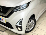 【LEDヘッドライト】悪天候や夜間走行時も良好な視界を確保し安心して運転できる高輝度LEDヘッドライトを装備!点灯速度が早く、消費電力も抑えられています。