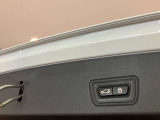 ボタン1つでリアハッチの開閉が可能です。またコンフォートアクセスが付いていれば鍵をポケットに入れた状態でキックで開閉も可能です。