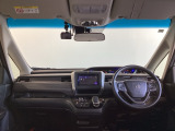 運転席は、大きな座面と包み込むような背もたれがドライバーの身体全体をしっかり支えます。上質なシート素材と座り心地のよいクッションを採用し、長時間の運転やコーナーの多い道も快適です