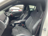 長時間の運転でも疲れにくく、オーナー様の事だけを考えて作成したBMWならではのとっておきのシートです。
