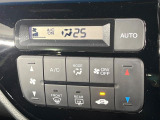 【オートエアコン】一度お好みの温度に設定すれば、車内の温度を検知し風量や温度を自動で調整。暑い&hellip;寒い&hellip;と何度もスイッチ操作をする必要はありません。快適な車内空間には必須の機能ですね♪