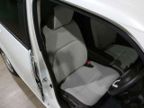 程よい硬さとホールド性が高いシートで長時間運転も快適です。