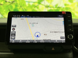 見やすい地図画面で、道に迷う心配はありません。周辺情報も表示され、ドライブの計画も立てやすくなっています。安全運転をサポートします。