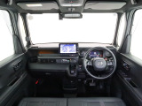 N-BOXの開放的な前方視界。フロントガラスが大きいので運転がしやすく疲れにくいです。また、全ての装備が適正配置されていて操作性に優れています。