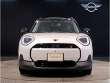MINIのフロントグリルのデザインはイギリスで生まれた当初から、シルバーのサイドバーが折り重なった伝統的なデザインで御座います。その伝統はBMWのお車になってからでも少しずつ形を変えて守られております