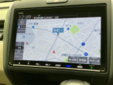 見やすい地図画面で、目的地までスムーズに案内してくれます。渋滞情報もリアルタイムで確認できます。