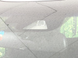 【ホンダセンシング】走行中に前方の車両等を認識し、衝突しそうな時は警報とブレーキで衝突回避と被害軽減をアシスト。より安全にドライブをお楽しみいただけます。