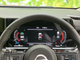 洗練されたデザインのメーターが、運転に集中できる空間を創出します。視認性に優れ、必要な情報を的確に把握でき、上質なドライビング体験をサポートします。