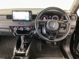 【ハンドル】運転にかかわる様々な操作を安全に行えるように視点移動が少なく操作性に配慮されたスイッチ類が凝縮されたコックピットです。