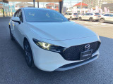 MAZDA3はマツダが誇る「魂動デザイン」を採用しており、洗練されたシンプルな美しさを持ち、都会的でスタイリッシュな印象を与えます。