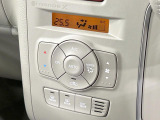 【オートエアコン】一度お好みの温度に設定すれば、車内の温度を検知し風量や温度を自動で調整。暑い&hellip;寒い&hellip;と何度もスイッチ操作をする必要はありません。快適な車内空間には必須の機能ですね♪
